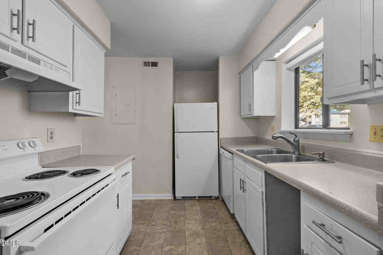 667 Pine Ridge Pl - Photo 4 of 17