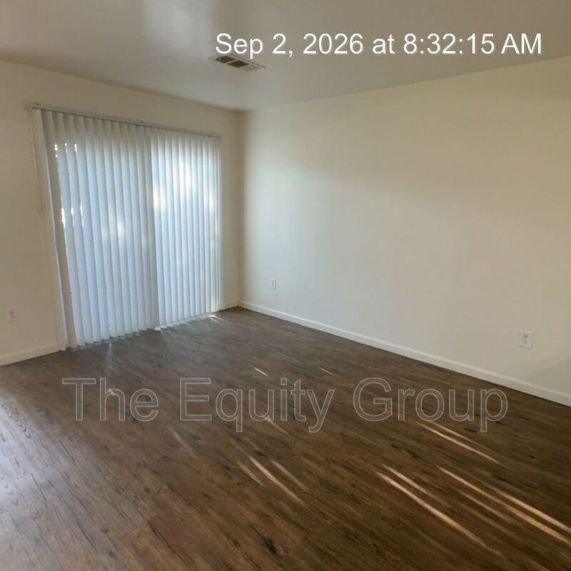 445 N Park St - Photo 5 of 20