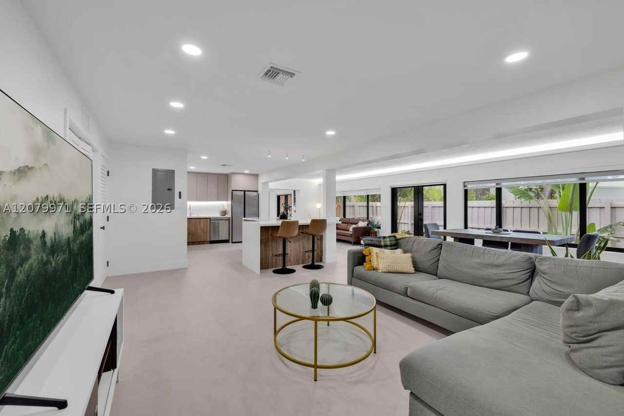 220 Ne 105th St - Photo 4 of 26