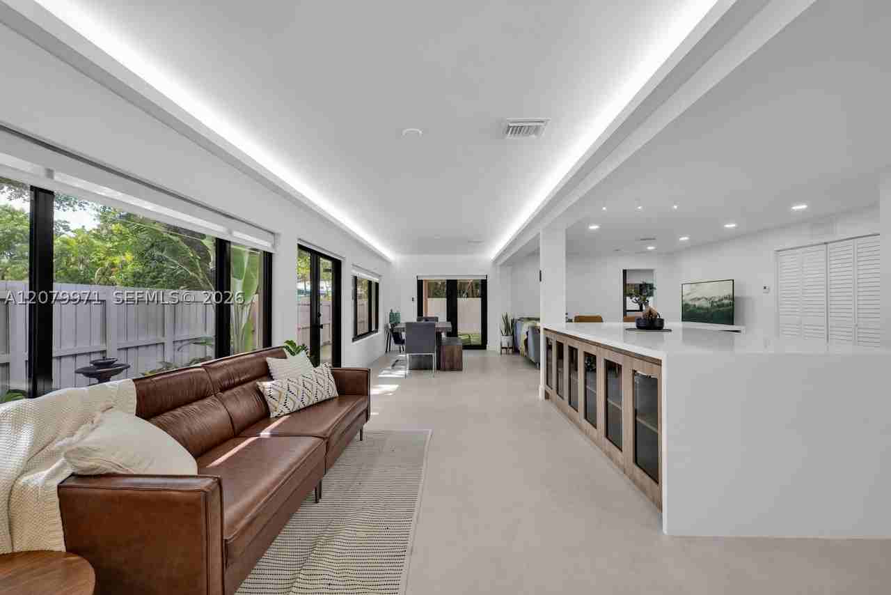 220 Ne 105th St - Photo 7 of 26
