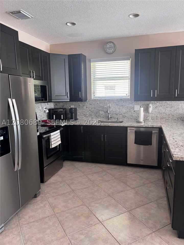 2223 Sw 134th Ave - Photo 4 of 18