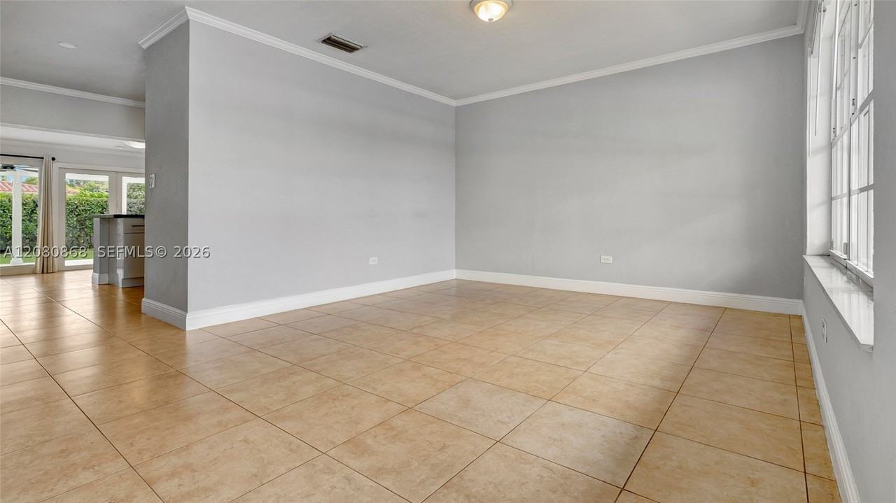 9710 Sw 14th St - Photo 6 of 32