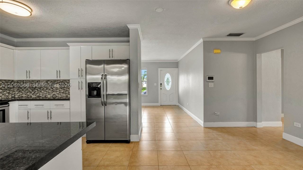 9710 Sw 14th St - Photo 7 of 32