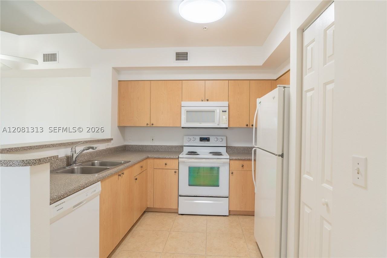 7920 N Nob Hill Rd #305