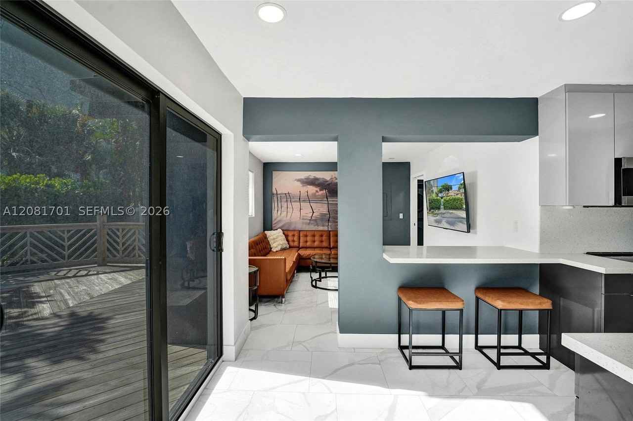 436 Sw 4th Ave - Photo 3 of 29