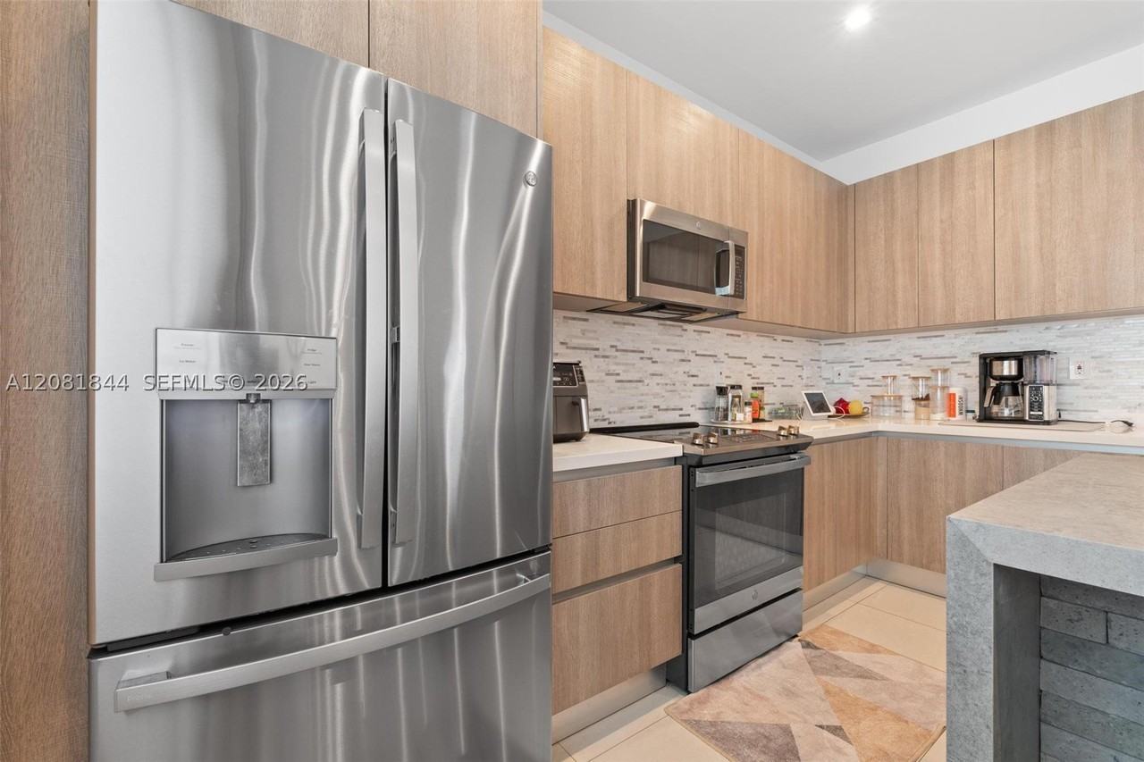 6810 Nw 103rd Pl - Photo 4 of 43