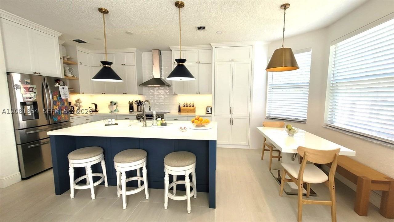 241 Nw 154th Ave - Photo 5 of 15