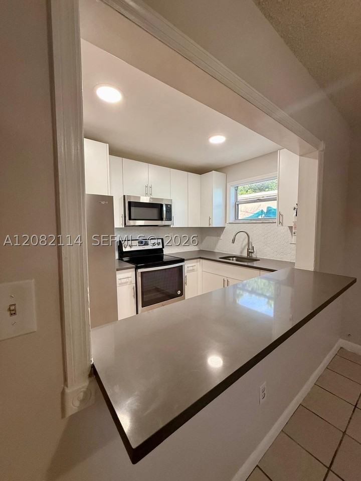 2433 Sw 11th St - Photo 2 of 22