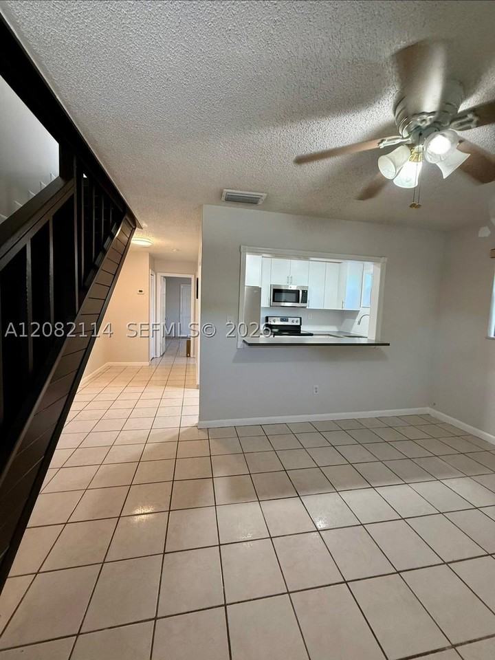 2433 Sw 11th St - Photo 3 of 22