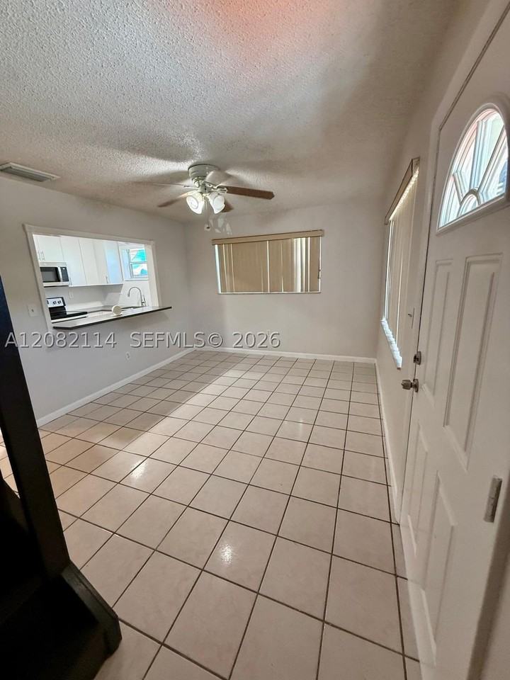 2433 Sw 11th St - Photo 4 of 22