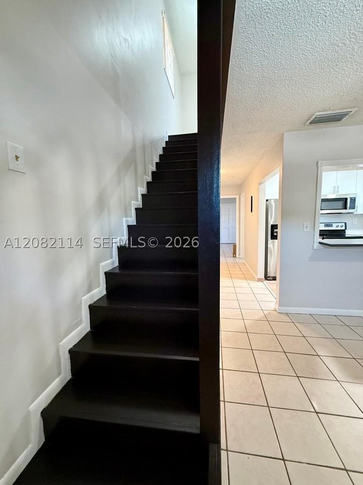2433 Sw 11th St - Photo 5 of 22