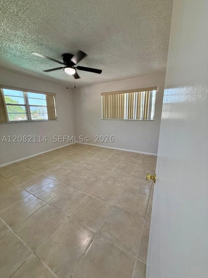 2433 Sw 11th St - Photo 7 of 22