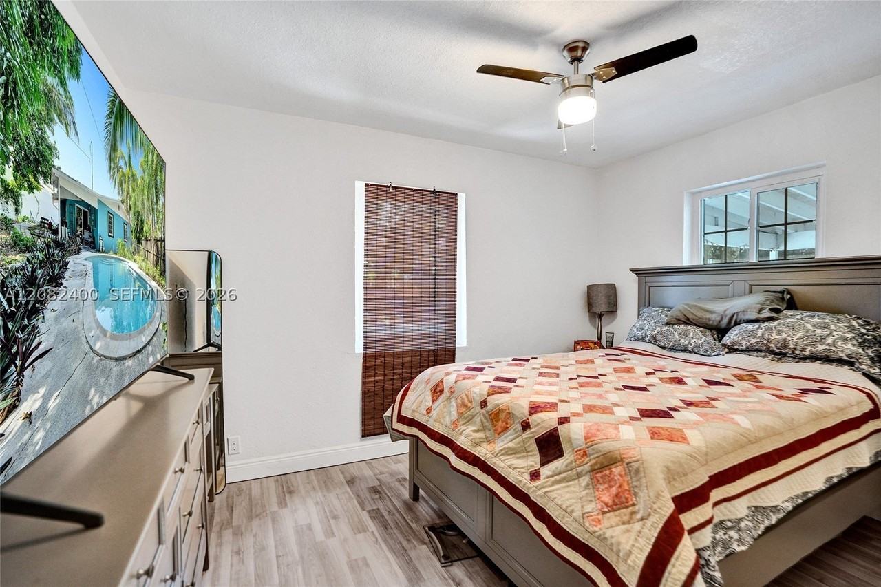 1124 Nw 16th St - Photo 3 of 45