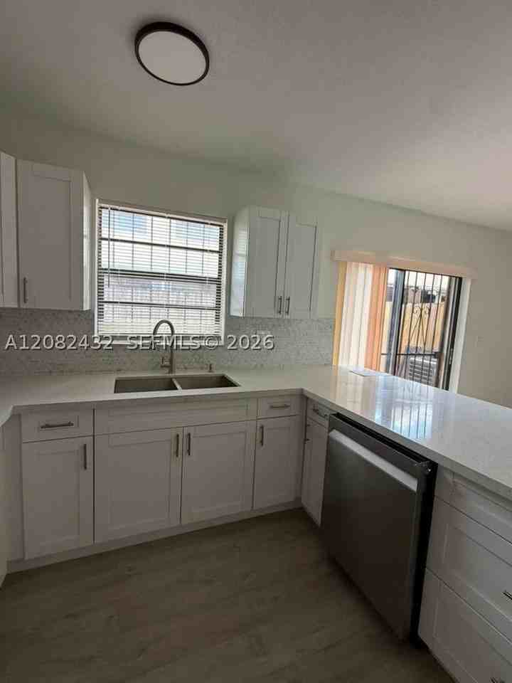 710 Sw 114th Ave #C3 - Photo 4 of 41