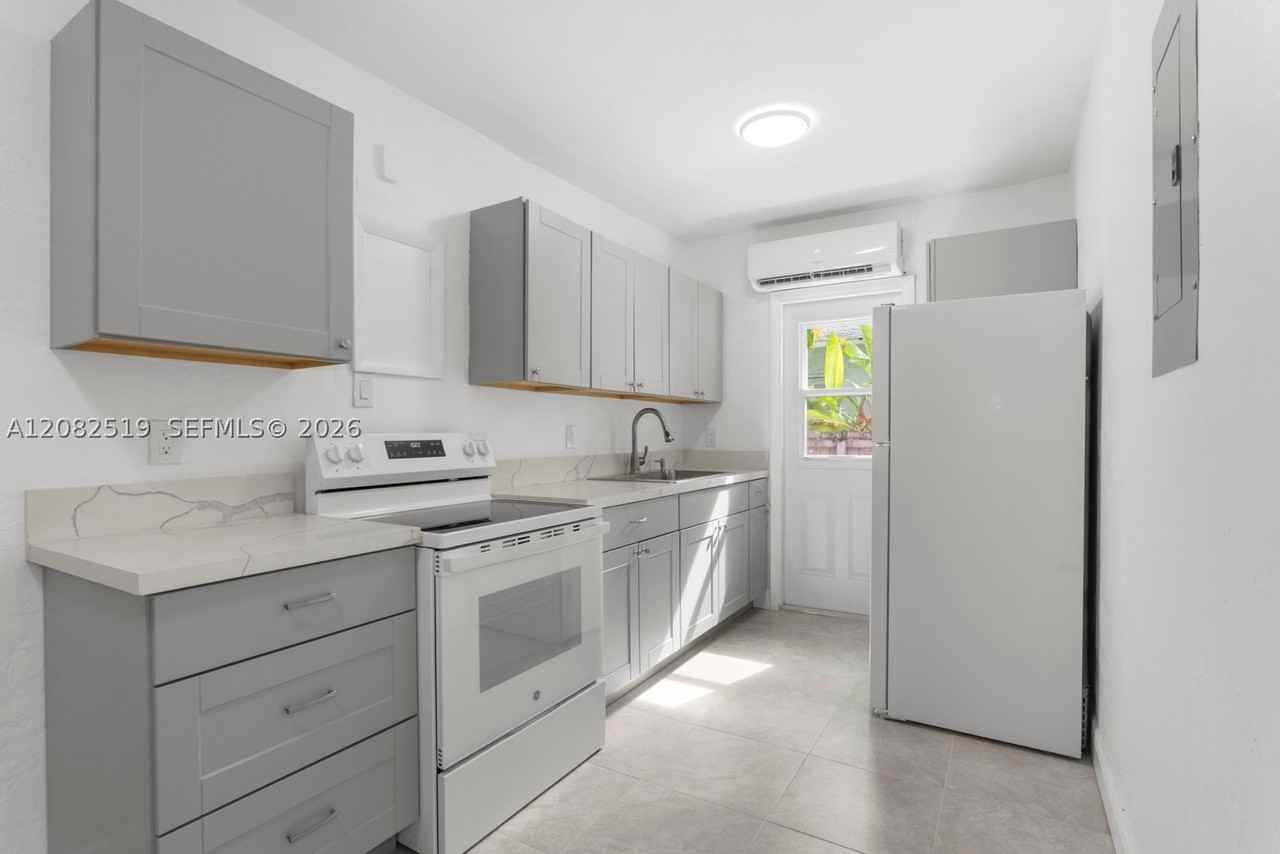 2375 Sw 16th Ave #B - Photo 2 of 16