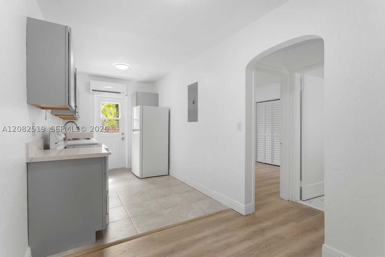 2375 Sw 16th Ave #B - Photo 3 of 16