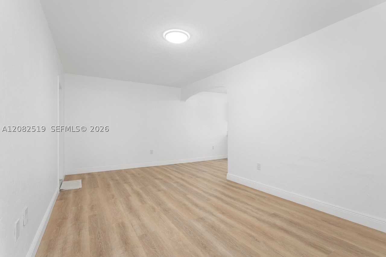 2375 Sw 16th Ave #B - Photo 5 of 16