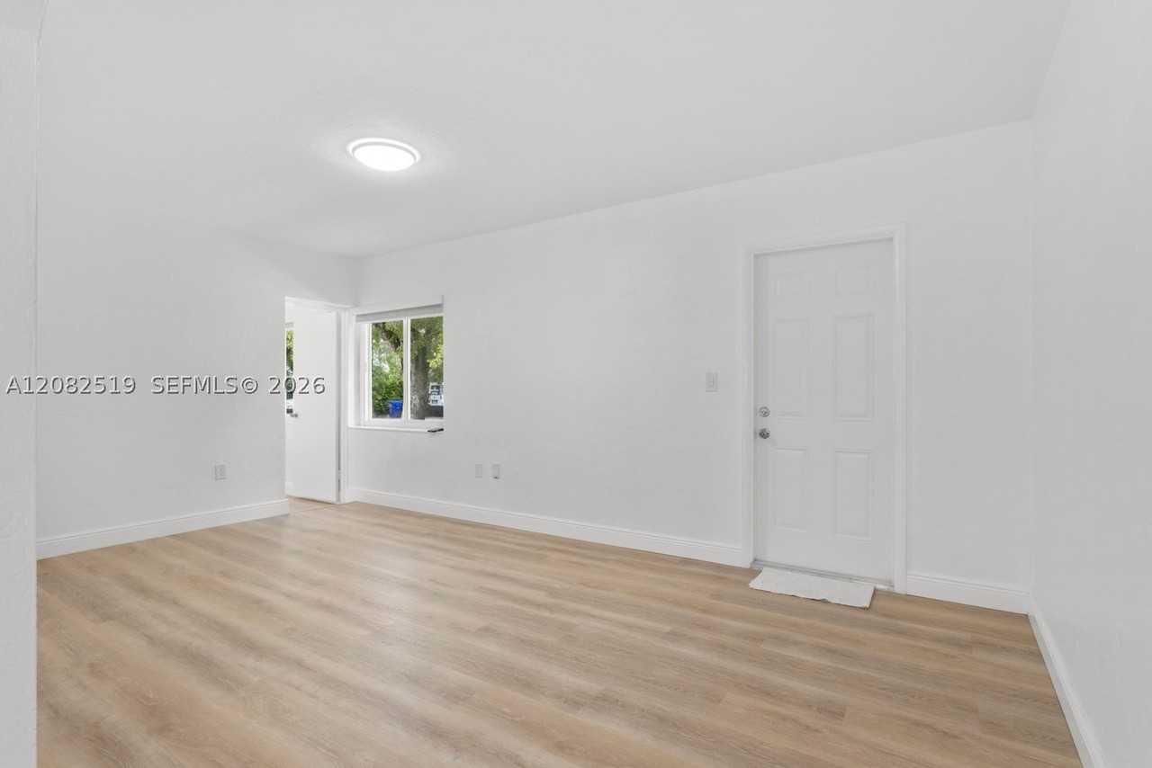 2375 Sw 16th Ave #B - Photo 6 of 16