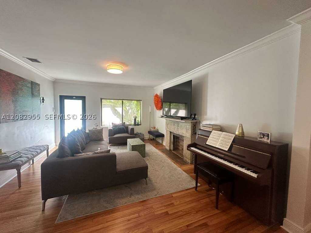 1105 Cortez St - Photo 4 of 7