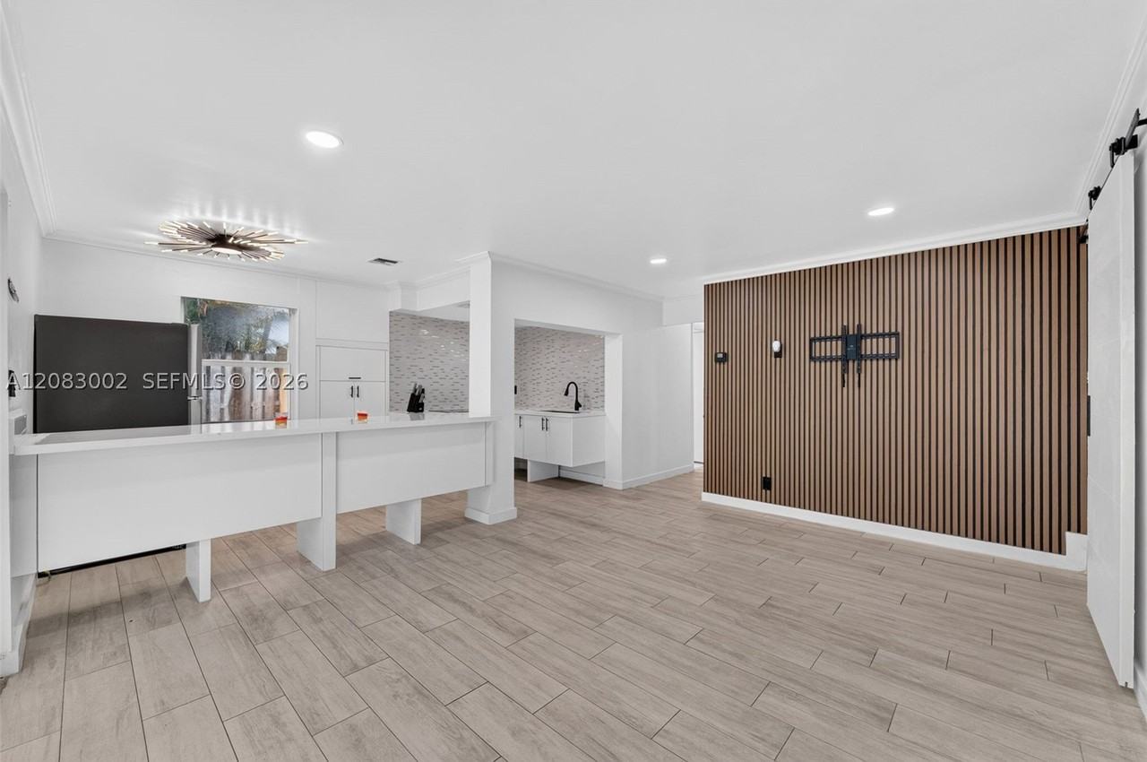 1664 Sw 28th Ave - Photo 4 of 24