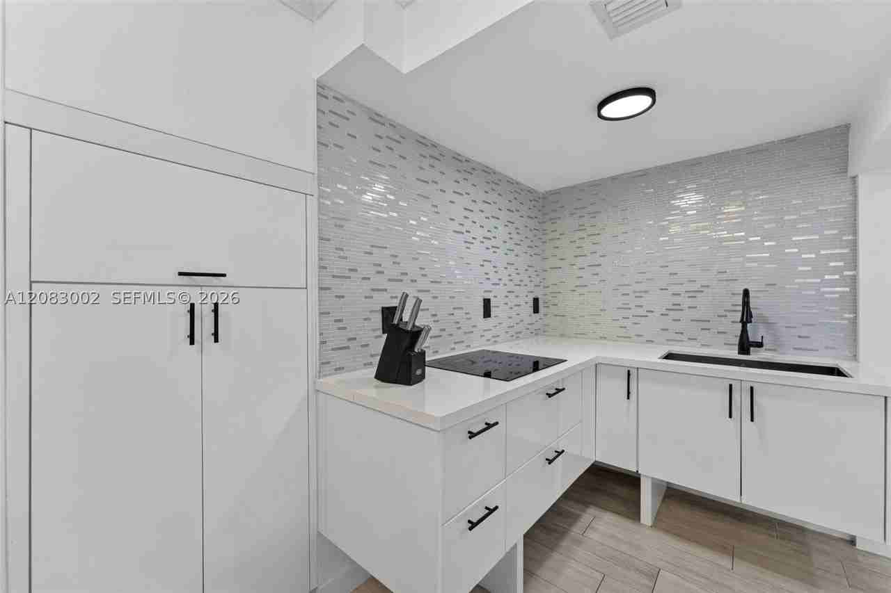 1664 Sw 28th Ave - Photo 5 of 24
