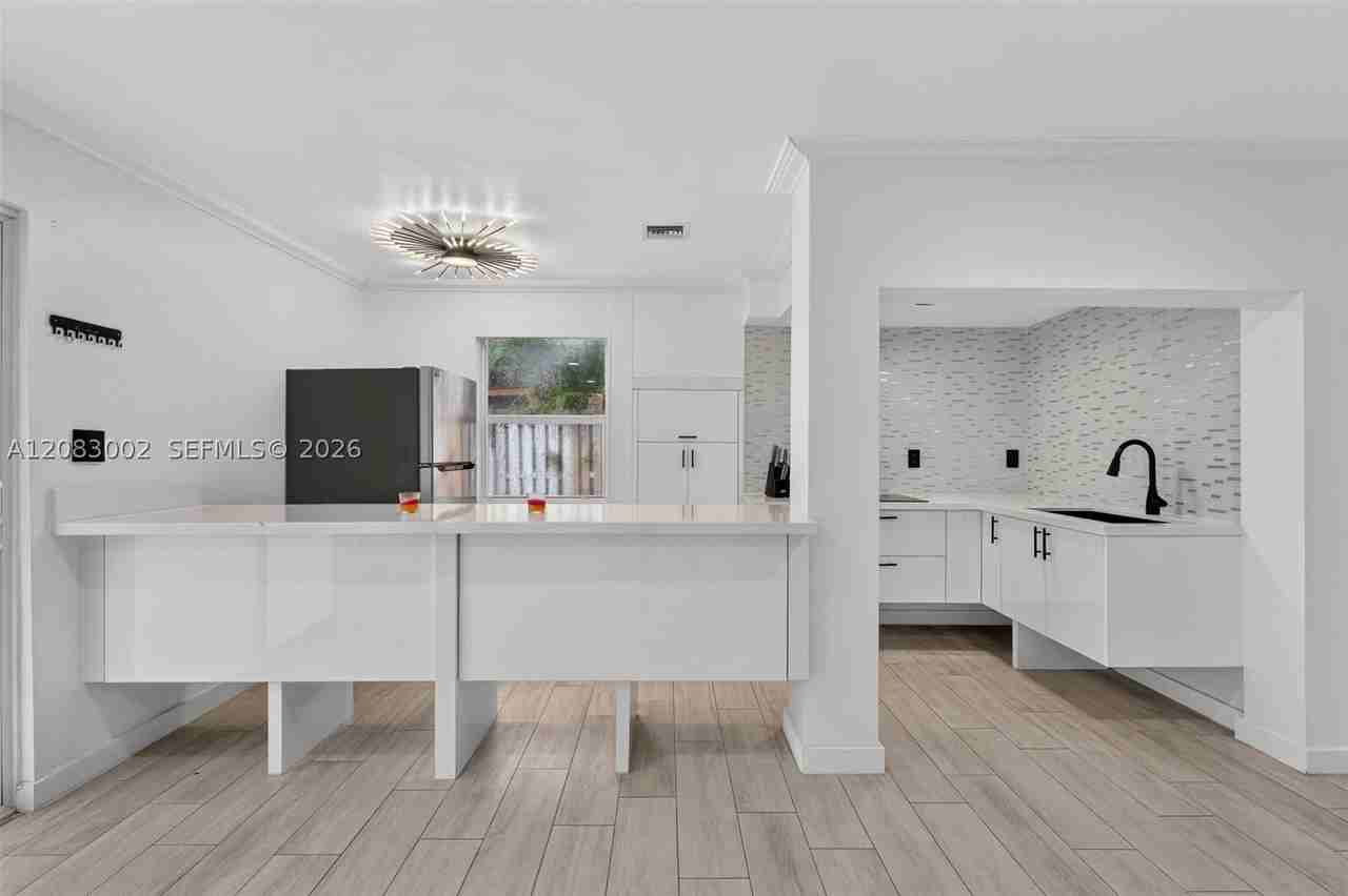 1664 Sw 28th Ave - Photo 7 of 24
