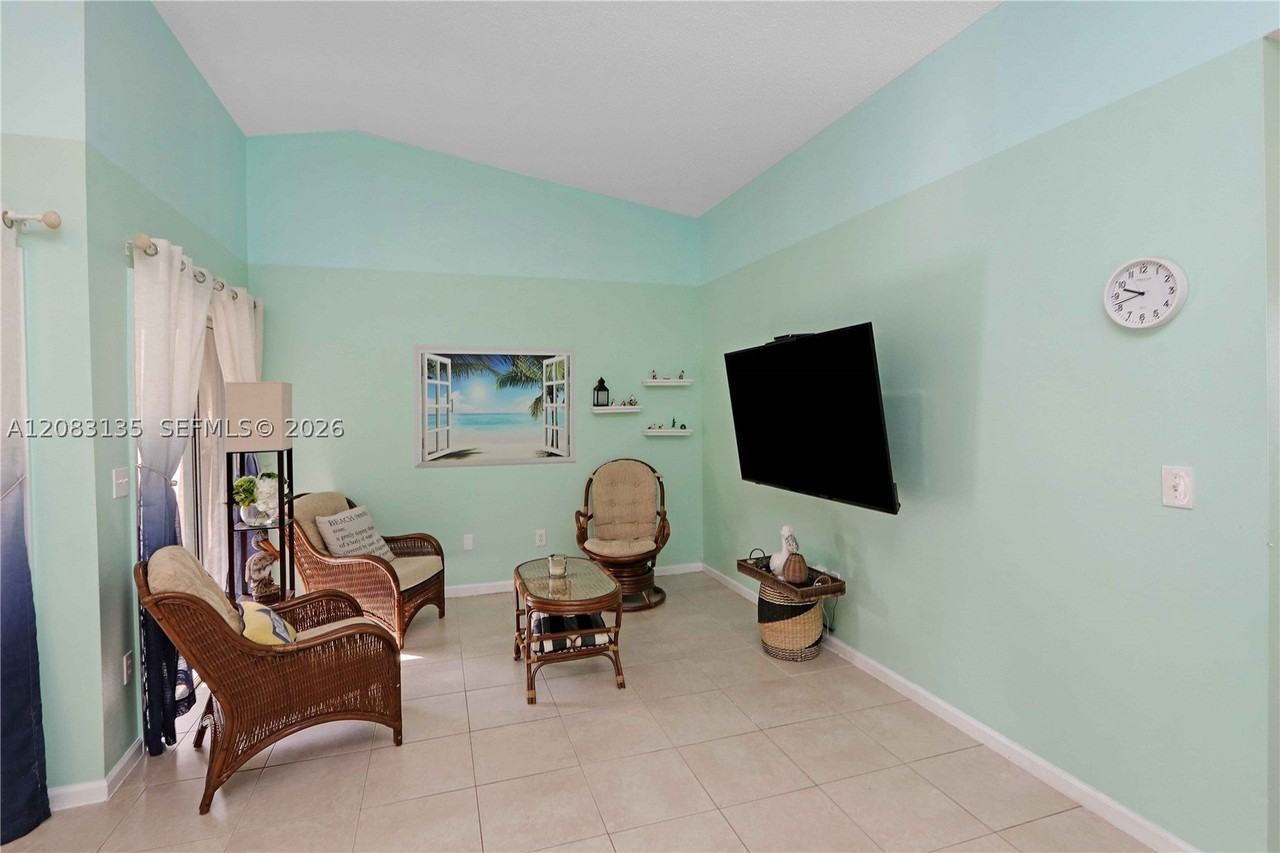 527 Se 21st Dr #527 - Photo 7 of 17