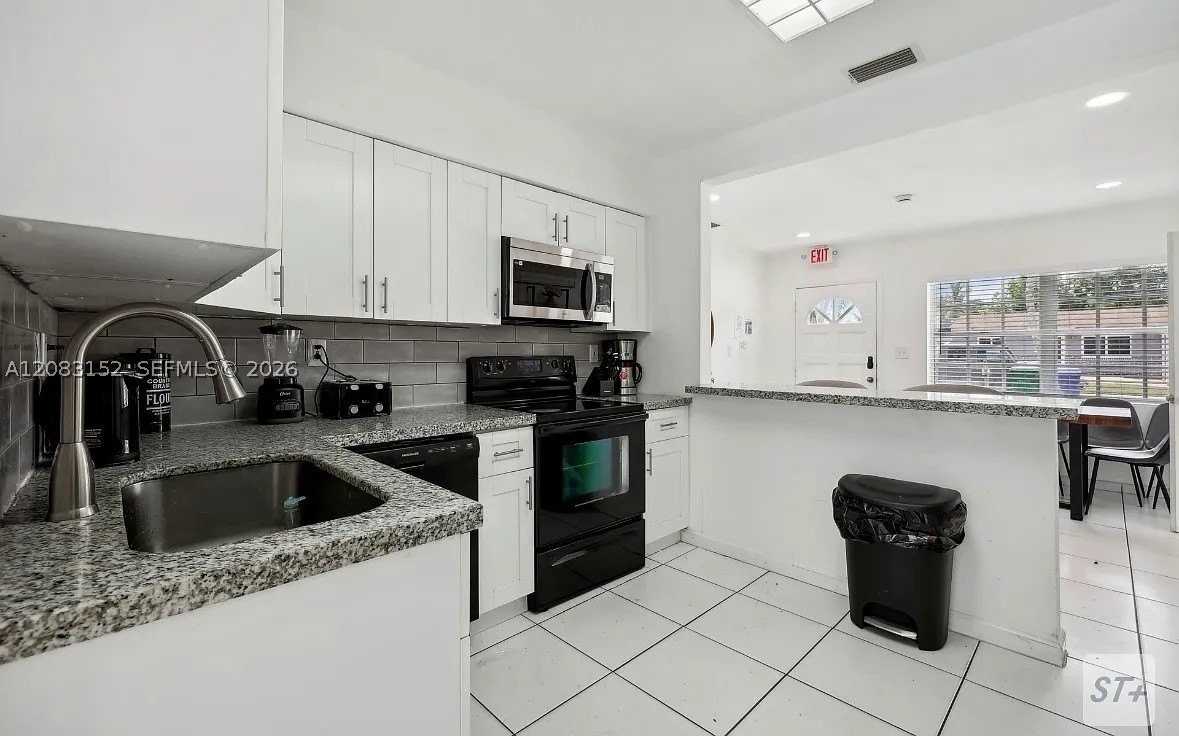 6445 Sw 22nd St - Photo 4 of 28