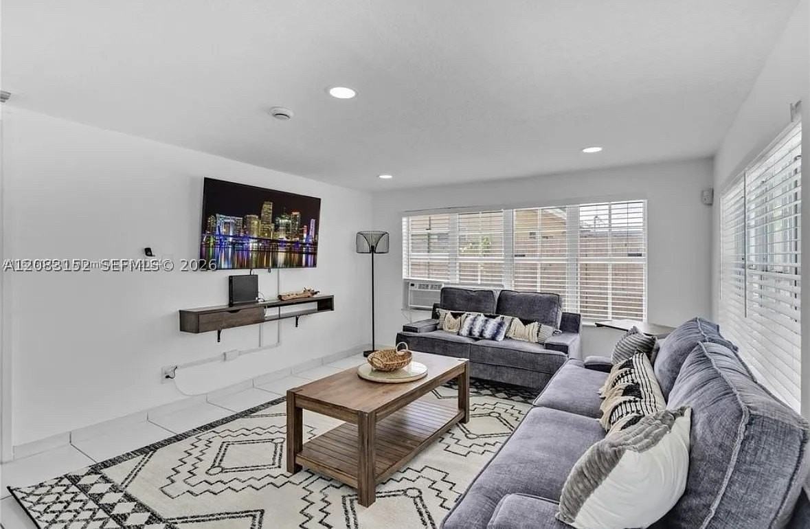 6445 Sw 22nd St - Photo 7 of 28