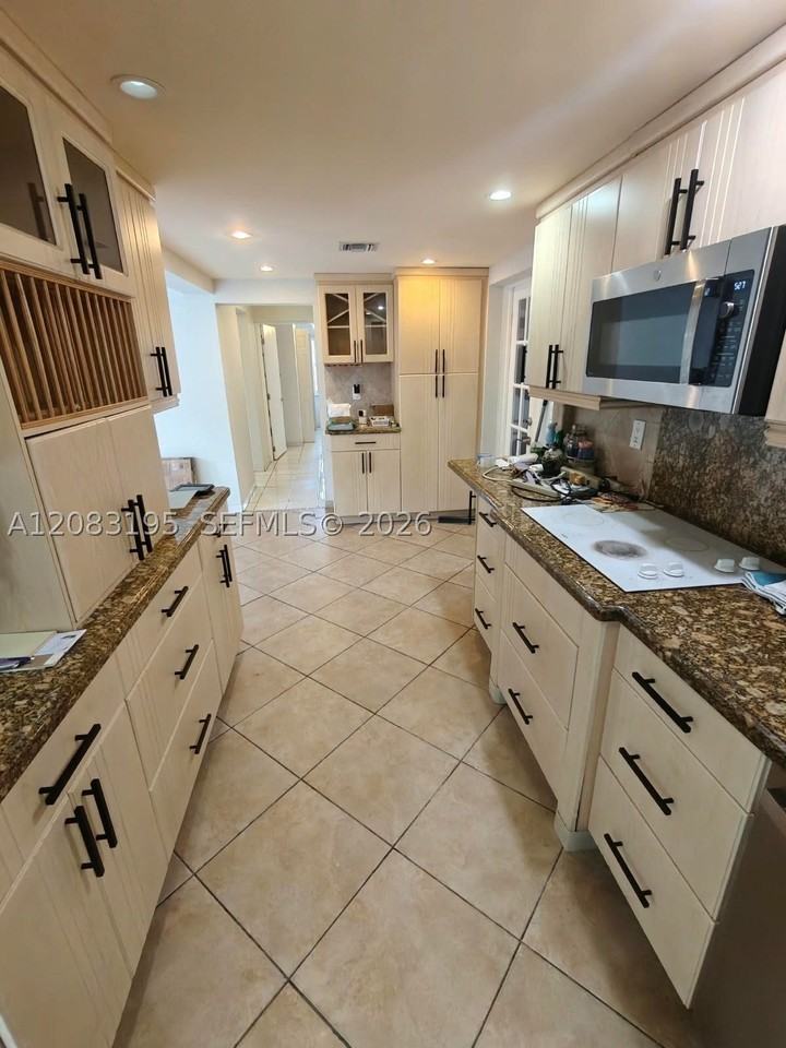 617 Nw 58th Ave - Photo 3 of 14