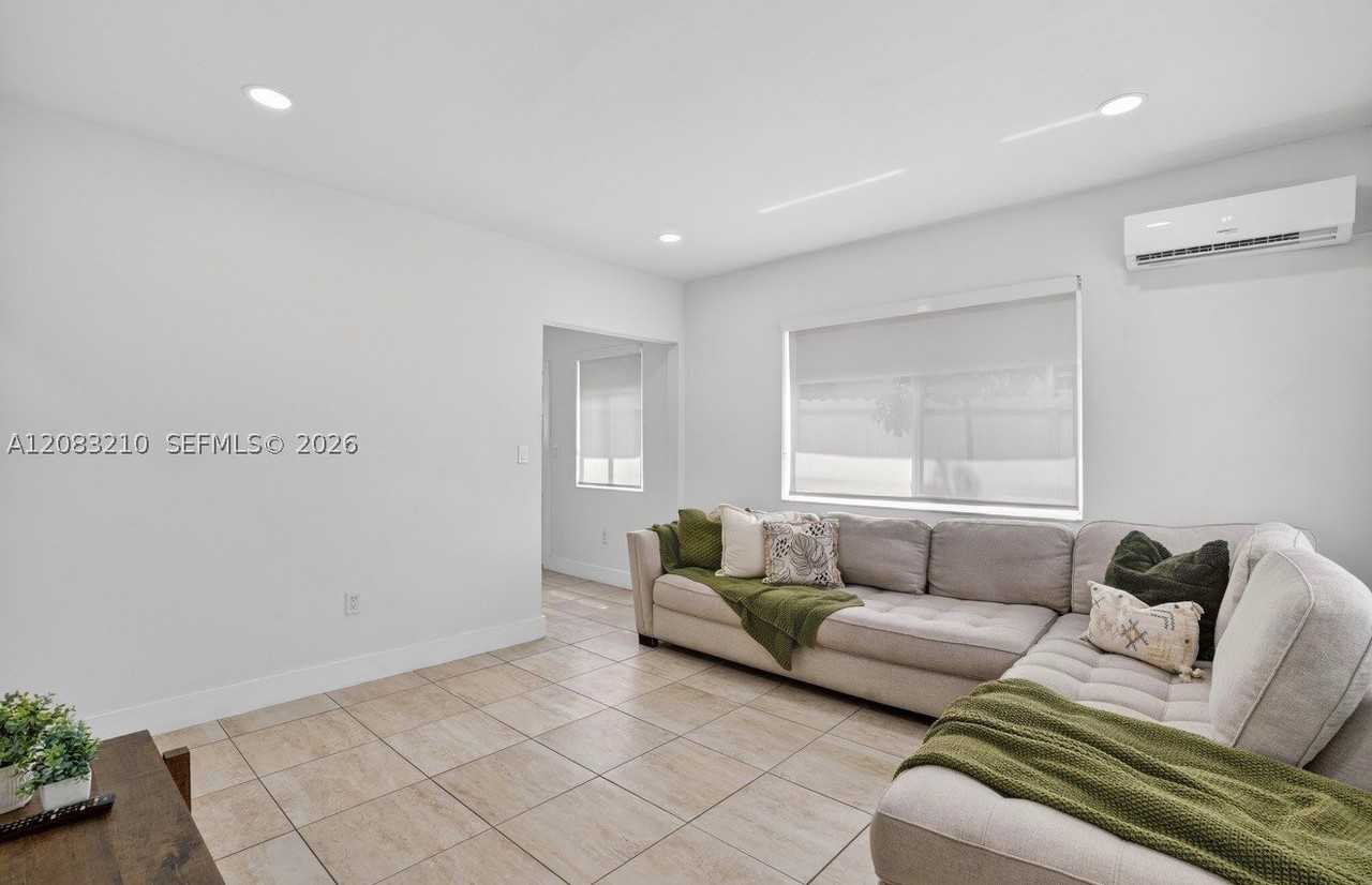 2422 Nw 11th St #1 - Photo 3 of 11