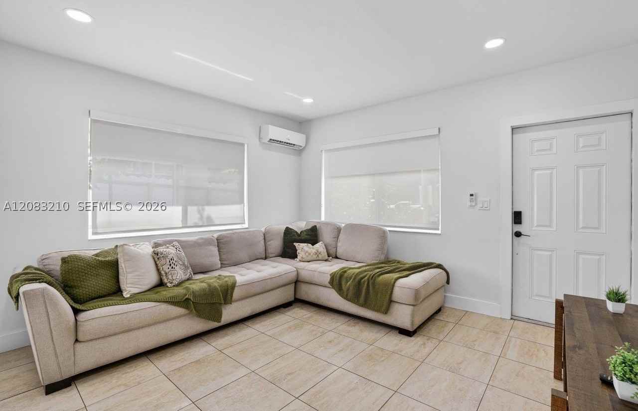 2422 Nw 11th St #1 - Photo 4 of 11