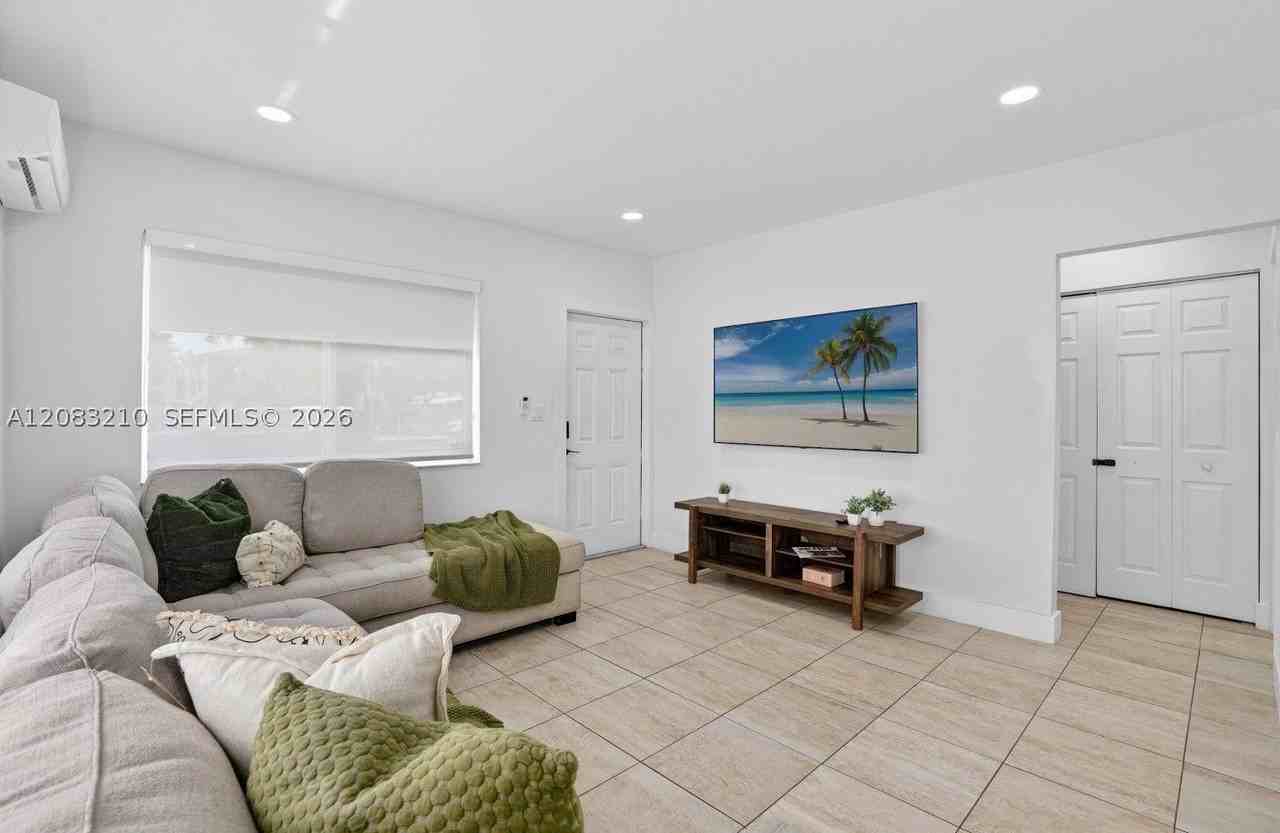 2422 Nw 11th St #1 - Photo 5 of 11