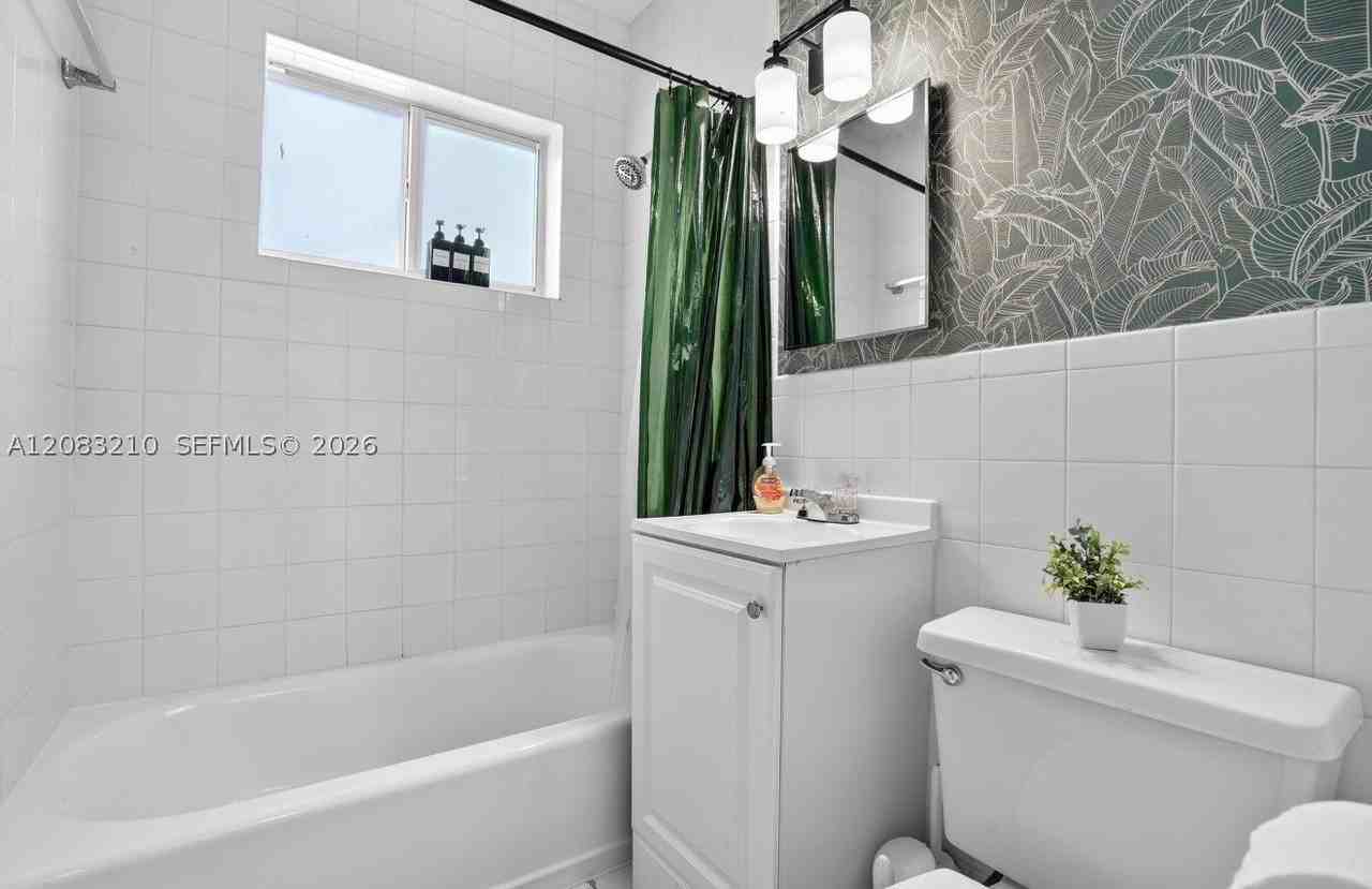 2422 Nw 11th St #1 - Photo 7 of 11