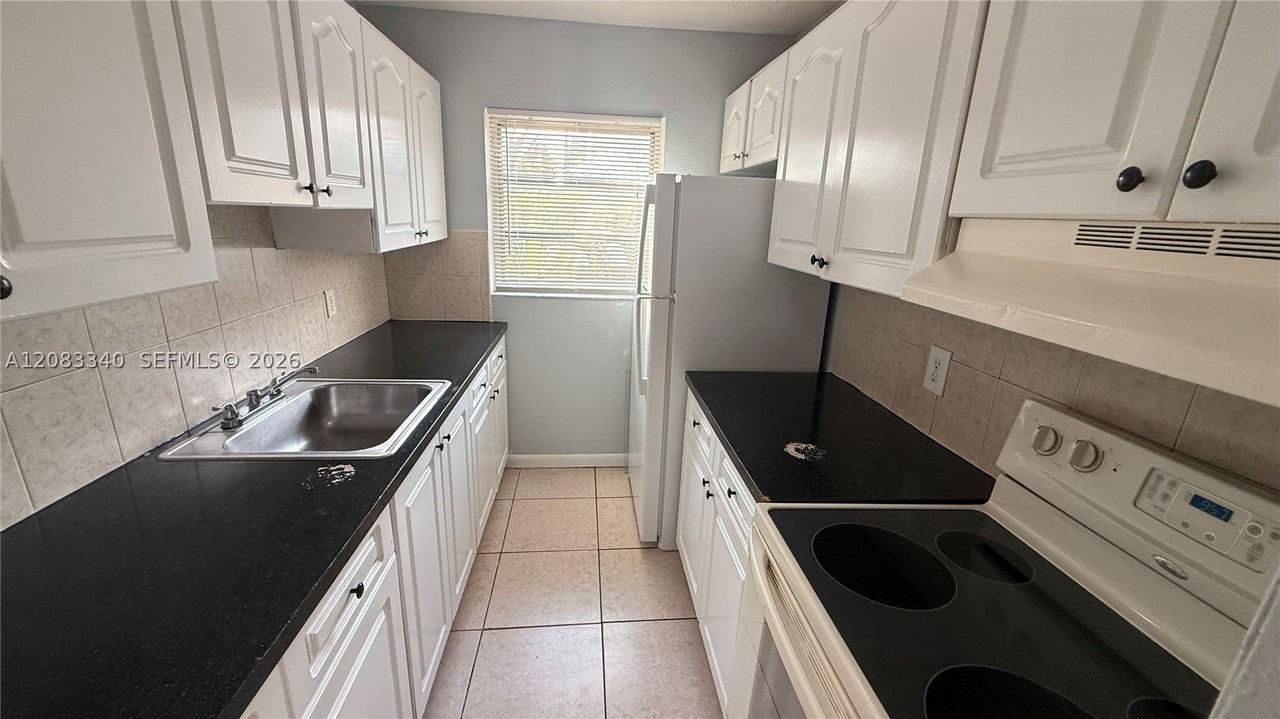 5318 Nw 18th Pl #5318 - Photo 4 of 15