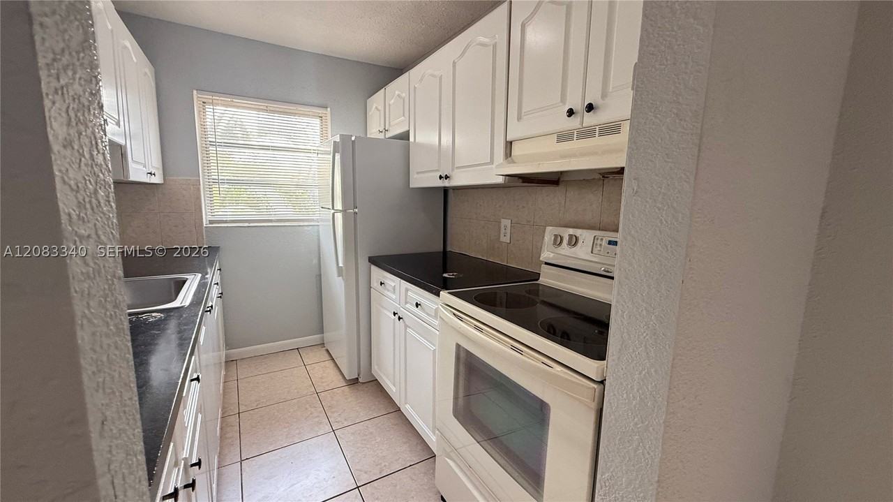 5318 Nw 18th Pl #5318 - Photo 5 of 15