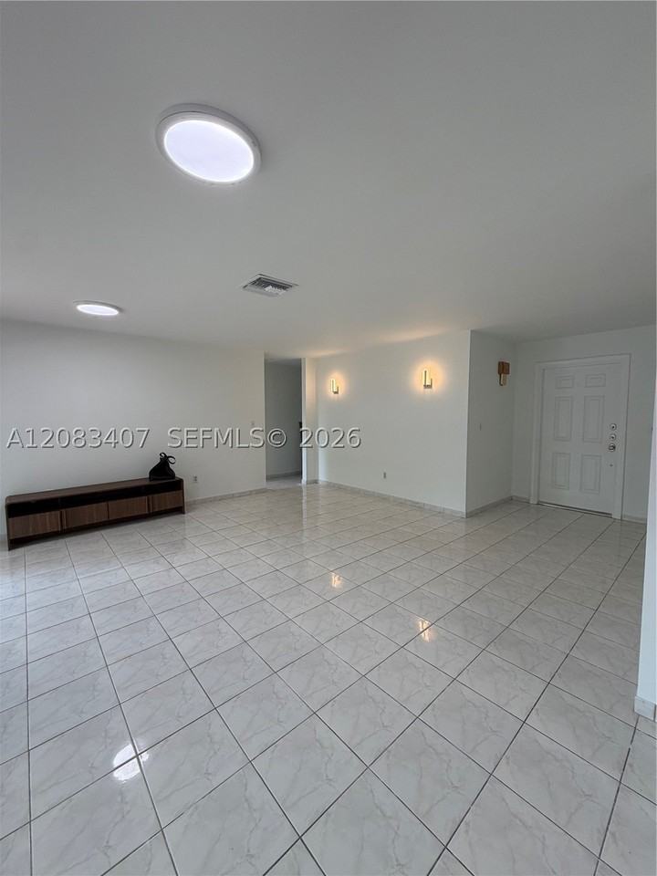 1731 Sw 103rd Ave - Photo 3 of 12