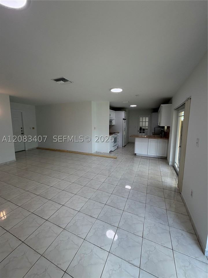 1731 Sw 103rd Ave - Photo 4 of 12