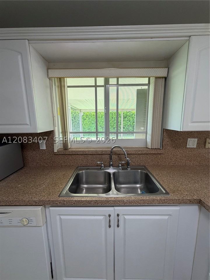 1731 Sw 103rd Ave - Photo 6 of 12