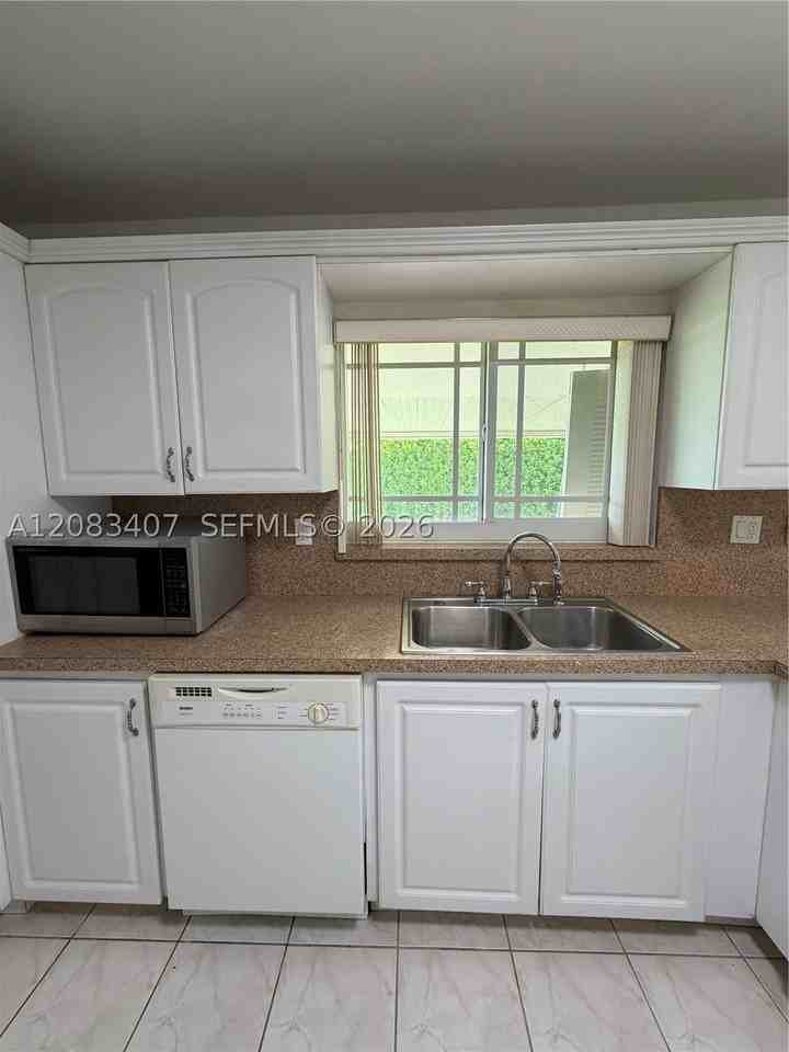 1731 Sw 103rd Ave - Photo 7 of 12