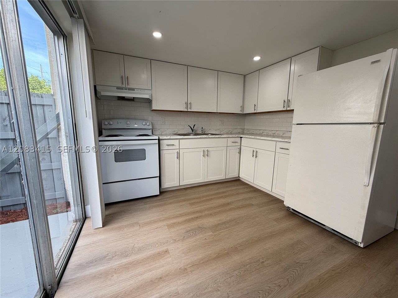 470 Ne 18th Ave #102 - Photo 4 of 12