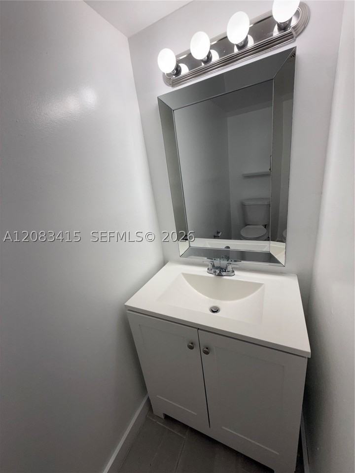 470 Ne 18th Ave #102 - Photo 6 of 12