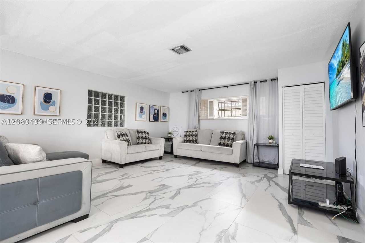 18525 Nw 39th Ave #0 - Photo 5 of 15