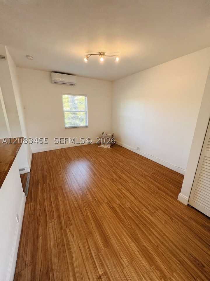648 Ne 80th St #10 - Photo 4 of 17