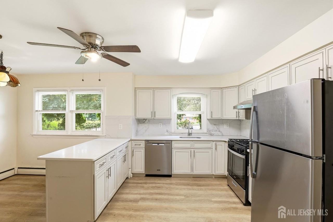320 Suttons Ln - Photo 5 of 26