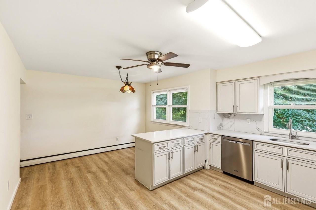 320 Suttons Ln - Photo 7 of 26