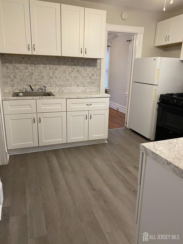237 Montgomery St #2 - Photo 5 of 12
