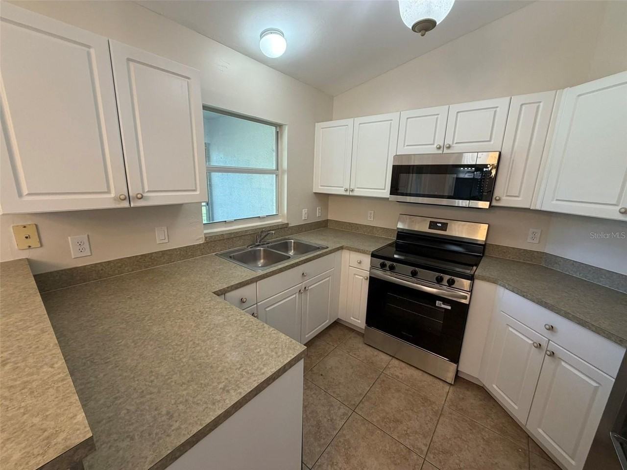 8366 Glover Ave - Photo 5 of 15