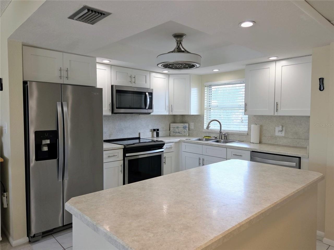 4650 Cove Cir #409 - Photo 7 of 41