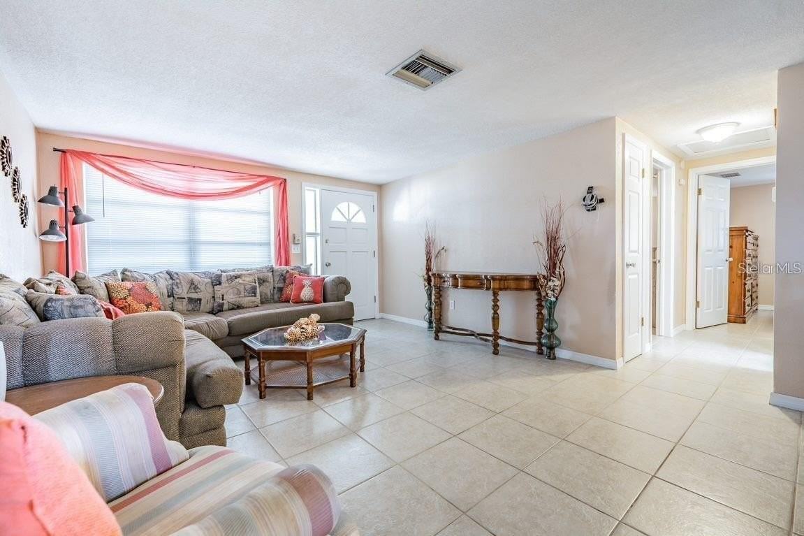 2107 Maureen Dr - Photo 4 of 24